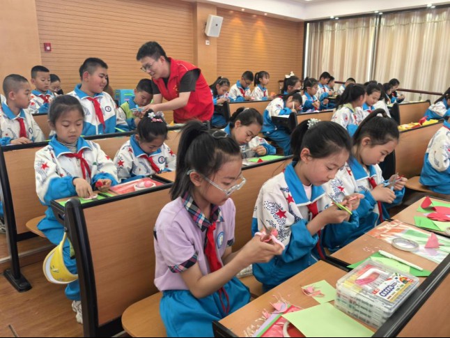信息24： 【“5·18国际博物馆日”系列活动】“金博快车”走进金昌市第二小学开展“以孝润心 母爱同行”母亲节主题教育活动891.png
